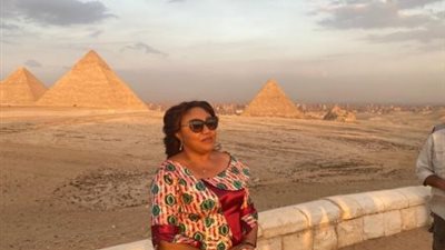 قرينة رئيس دولة الكونغو تنبهر بأهرامات الجيزة (صور)