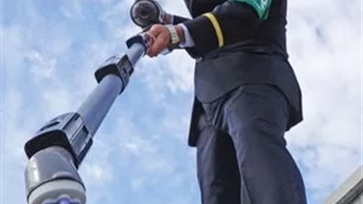 “الحاجة أم الاختراع”.. أول جهاز يقوم بالتقاط السماعات التي تسقط من القطارات