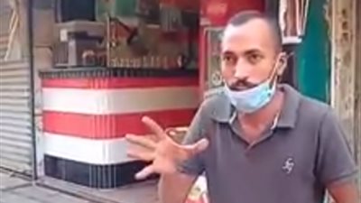 “مصر عدت كتير أزمات”.. بائع متجول يروج لبضاعته بنجع حمادي في قنا والتوعية بمخاطر فيروس كورونا (فيديو)