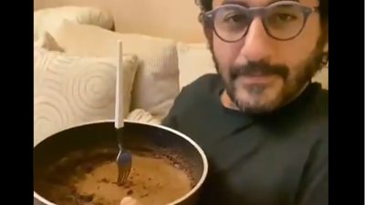 أحمد حلمي: “أمنية حياتي الكورونا تنتهي ويخلص معاها كيك لي لي بنتي” (فيديو)