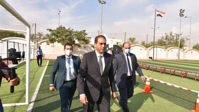 وزير المجالس النيابية يدلي بصوته في انتخابات النواب (صور)