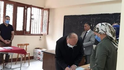 محافظ القاهرة يدلي بصوته في المرحلة الثانية بانتخابات مجلس النواب