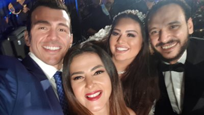رامي رضوان بعد الاستغناء عن الكمامة في حفل زفاف أحمد خالد صالح: “قلعنا للتصوير” (تغريدة)