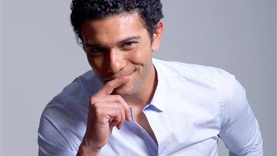 إصابة آسر ياسين بفيروس كورونا بعد عودته من “الجونة السينمائي”