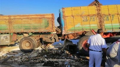 حادث مروع بين مقطورتين بطريق إسماعيلية الصحراوي في العاشر من رمضان (صور)