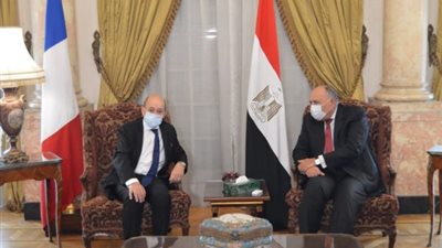 وزير الخارجية يستقبل نظيره الفرنسي بقصر التحرير.. ومصادر: الزيارة تهدف للتهدئة بشأن الرسوم (صور)