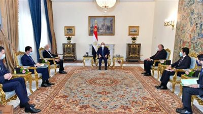 السيسي يستقبل وزير خارجية فرنسا.. ويؤكد على عدم المساس بالرموز الدينية