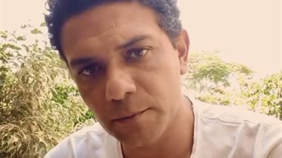 آسر ياسين ينتظر نتيجة مسحة كورونا.. ويؤكد: “البصلة ملهاش طعم”