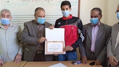 أهداه رحلة عمرة.. مدير “تعليمية قوص” يكرم الطالب الأول على الجمهورية في حفظ القرآن الكريم