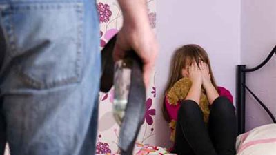 تسليم الطفلة “عائشة” ضحية الاغتصاب من والدها بقنا إلى والدتها