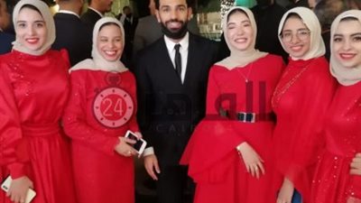 شاهد.. محمد صلاح وسط صديقات العروس في حفل زفاف شقيقه (صور)
