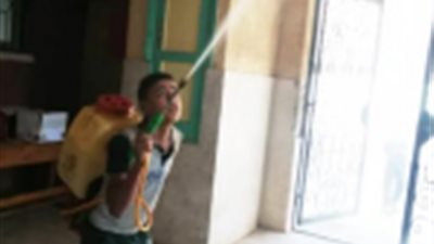 التفتيش على 25 مدرسة لمواجهة “كورونا” بالشرقية.. والمسؤولون يستعينون بالأطفال للتعقيم (صور)