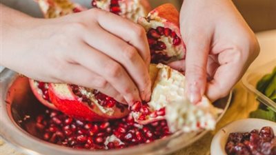 تعرف على فوائد قشر الرمان للشعر والبشرة