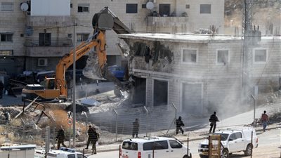 حملة مكبرة لإزالة المباني المقامة على مخرَّات السيول بمدينة 15 مايو