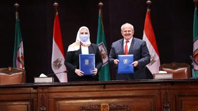 “الخشت” يهدي وزيرة التضامن الاجتماعي درع تكريم جامعة القاهرة
