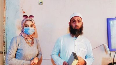 النور مكانه القلوب.. قصة كفيف تحدى إعاقة بصره وأصبح أسطورة الفيوم في صيانة الأجهزة (صور وفيديو)