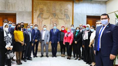 وزير السياحة والآثار يلتقي عددًا من العاملين لتطوير منظومة العمل بالوزارة