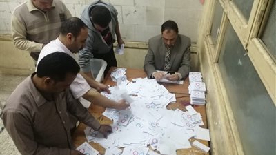 أنصار مرشح بدائرة طوخ يتجمهرون اعتراضًا على نتيجة الفرز (فيديو)