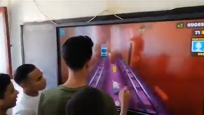 بعد واقعة الراقصة لورديانا.. طلاب مدرسة بقنا يلعبون “سابواي” داخل الفصل (فيديو)