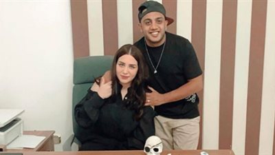 بـ”كلمات رومانسية”.. أوس أوس يهنئ زوجته بعيد ميلادها “كل سنة وأنتِ جنبي ومعايا” (صورة)