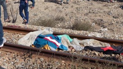 وفاة موظف بعد اصطدام قطار به أثناء عبوره من مزلقان مغلق بسوهاج (صورة)