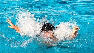 والدة الطفل “ضحية السباحة” في نادي الرواد تُكذب المسؤولين (خاص)