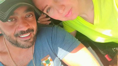 فلوكس: “لما اتجوزت كنت قاعد في أوضه جنب أسانسير العمارة”.. وزوجته: “عمره ما مد إيده عليا”