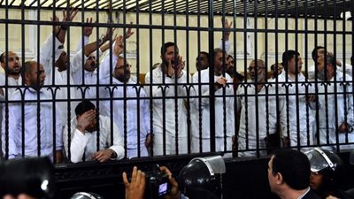 تأجيل إعادة محاكمة 3 متهمين في “اقتحام قسم العرب”