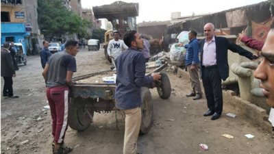 خوفًا من انتشار التلوث والفيروسات.. محافظ القليوبية يأمر بإزالة سوق فرز قمامة بشبرا الخيمة (صور)