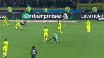 غرائب المستديرة.. 5 مواقف اعتدى فيها الحكام على اللاعبين بالضرب (فيديو)