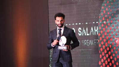 أول ظهور لـ “صلاح” من داخل العزل