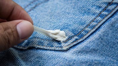 الكحل والليمون والخل والمكواة.. طرق لإزالة بقع اللبان من الملابس في المنزل