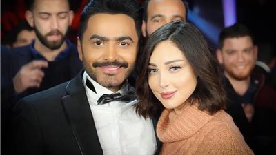 الجمهور يطالب تامر حسني بالعودة لـ”بسمة” مفعلين هاشتاج “ارجعوا لبعض” (صور)