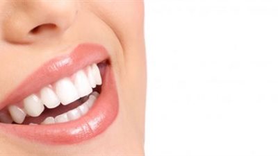 استشاري يكشف عن شروط نجاح عمليات تجميل الأسنان (فيديو)