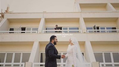 محمد صلاح يفاجئ عروسين بجلسة تصويرهما بفندق العزل (صور)