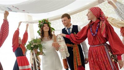 تعرف على أغرب معتقدات “الحظ” عند العروسين حول العالم 