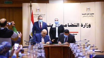 يستهدف 1250 عاملًا من الأسر الأولى بالرعاية.. “التضامن” توقع بروتوكول تعاون مع غرفة الملابس باتحاد الصناعات