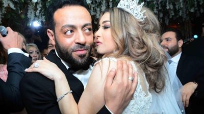 هل يستجدي تامر عاشور زوجته للرجوع عن طلب الطلاق؟