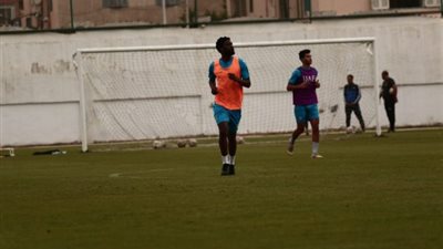 أري بابل يهدي قميص الدراويش لـ”كابيمبا” زميله في منتخب أنجولا