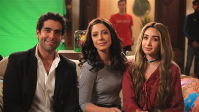 ياسمين رحمي صديقة هنا الزاهد في حكايتين من “حلوة الدنيا سكر” (صور)