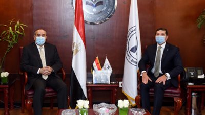 وزير الطيران المدني يلتقي رئيس هيئة الاستثمار لبحث سبل التعاون ودعم الاستثمارات (صورة)