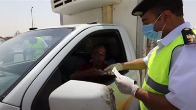 “الداخلية”: اتخاذ الإجراءات القانونية تجاه 6205 سائقين لعدم ارتداء الكمامة