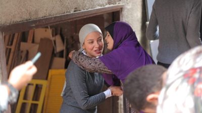 ريهام عبد الغفور تلتقط صورًا مع سيدة انتظرتها أمام لوكيشن “ربع قيراط”