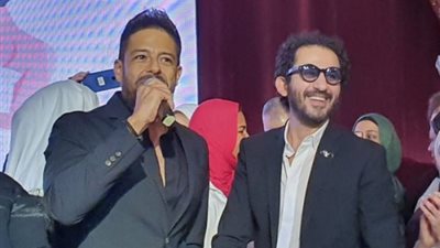 حماقي يغني لأحمد حلمي في عيد ميلاده.. والأخير: “من كتر جمال الهدية صعب أوصفها” (فيديو)