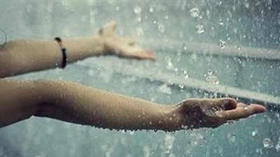 تعرف على فوائد ماء المطر لجسم الانسان