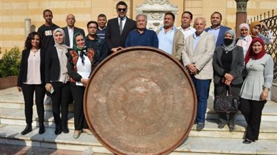 متحف الفن الإسلامي يزيح الستار عن أكبر صينية مرشحة للتسجيل في موسوعه جينيس