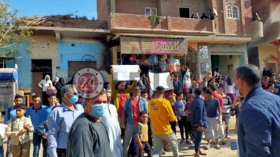 أهالي قرية بالفيوم يتجمعون بـ”لافتات” لمطالبة المحافظ بتوصيل الصرف الصحي.. والأخير: خلال شهر (فيديو)