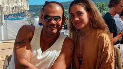 كنزي عمرو دياب تثير الجدل بسبب إشارة خادشة للحياء.. والجمهور: “يافرحة بابي بيكي” (صورة)