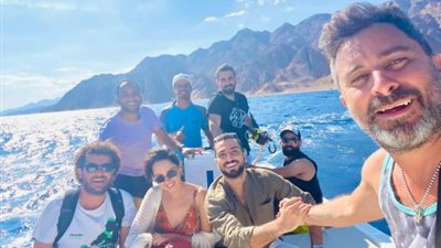 هادي الباجوري برفقة زوجته ياسمين رئيس في كواليس “جارة القمر”