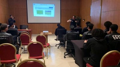 عصام عبد الفتاح يجتمع بلاعبي منتخب الشباب لشرح قوانين التحكيم الجديدة 